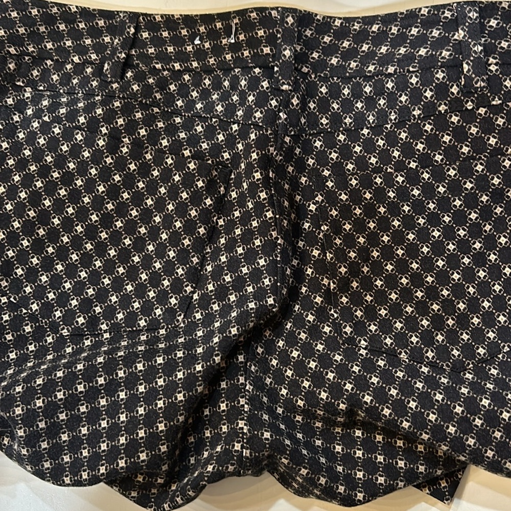 Stylish Black and White Patterned Women's Cropped Pants - Picture 5 of 9